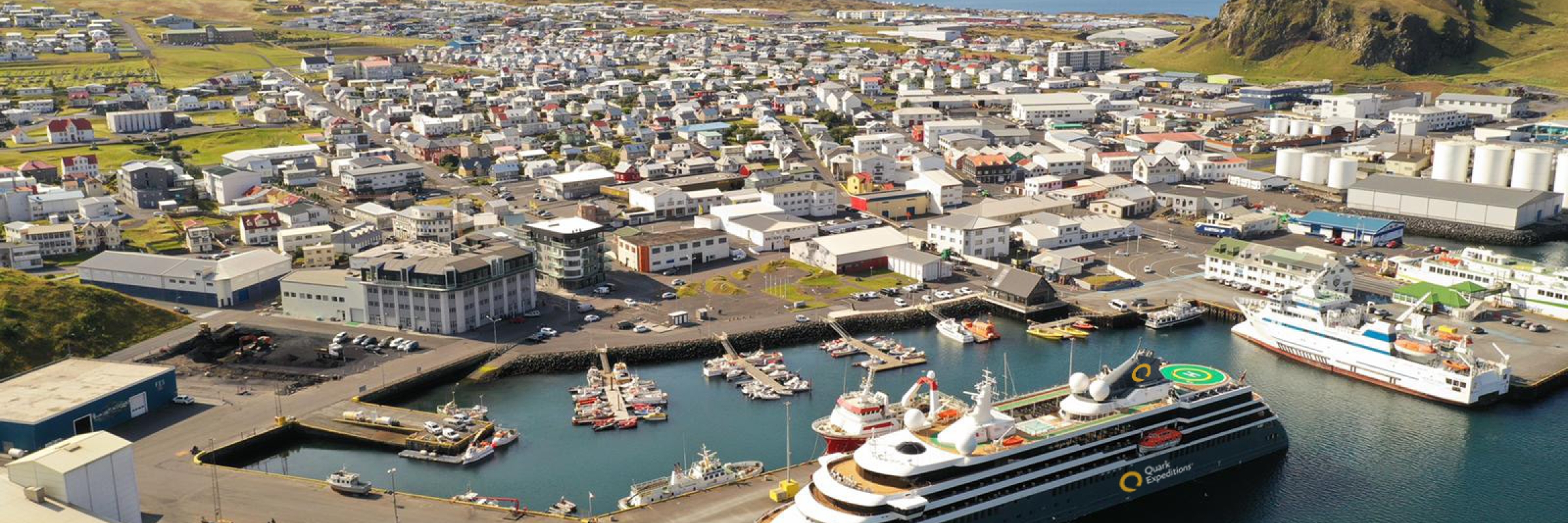 世界探索号”停靠在冰岛雷克港口