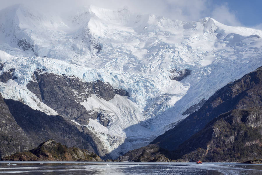 The image shows the Runeberg Glacier in Auer Fjord.
