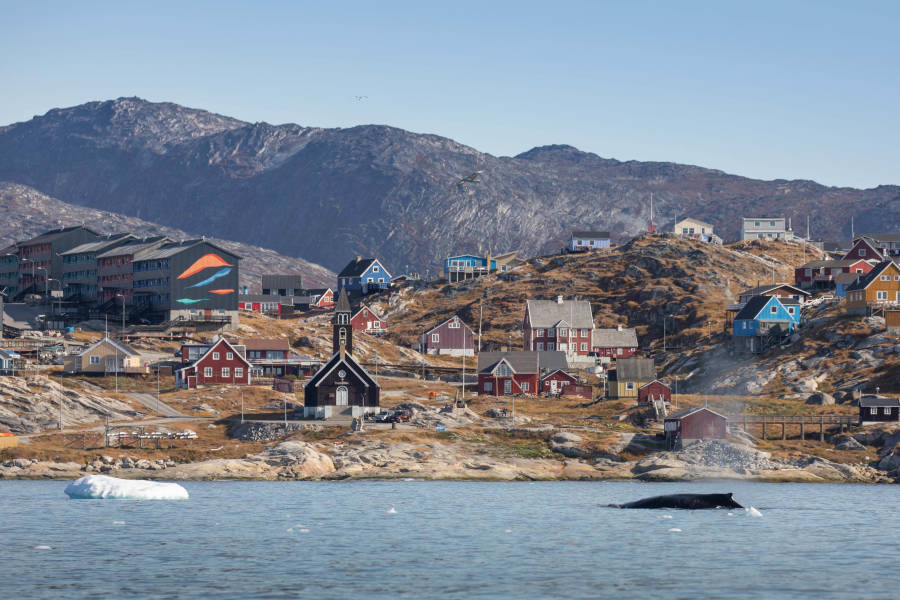 西格陵兰发现巨大冰山和因纽特人社区，向南航行