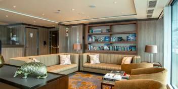 世界探索号 (World Explorer)