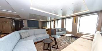 世界探索号 (World Explorer)