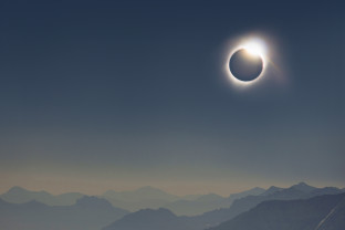 冰岛到格陵兰岛：日全食壮观上演