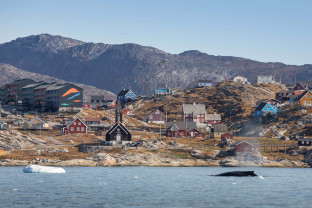 西格陵兰发现巨大冰山和因纽特人社区，向南航行