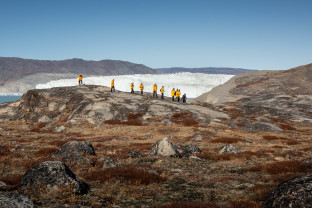 西格陵兰发现巨大的冰山和因纽特人社区，北行