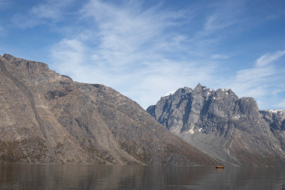西格陵兰发现巨大的冰山和因纽特人社区，北行