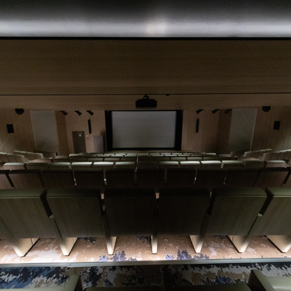 世界探索号 (World Explorer)