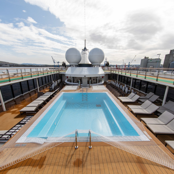 世界探索号 (World Explorer)