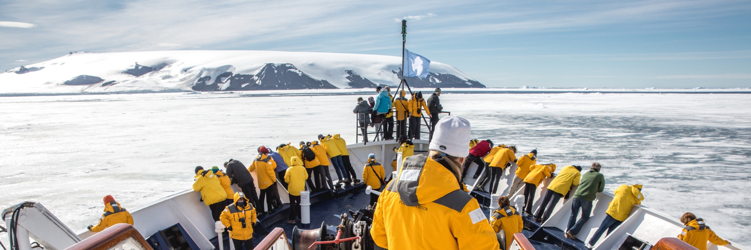 乘客在南极站在海探险号的甲板上。摄影：Sam Crimmin
