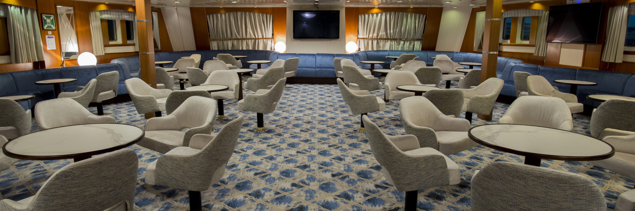 Main Lounge in the Ocean Adventurer.